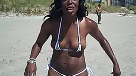 Lezlis Bikini ist so winzig, dass er überhaupt nichts verdeckt!