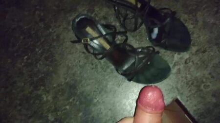 Spritz auf ihre Buffalo-Sandalen