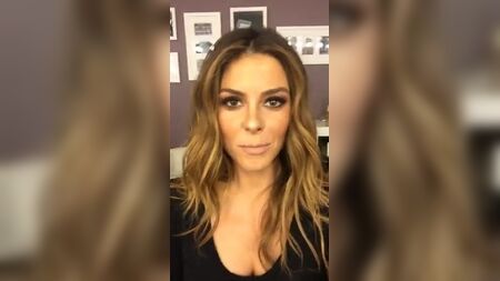 Maria Menounos zeigt ihr Dekolleté