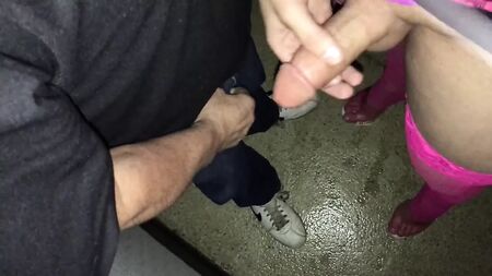 Älterer Verehrer in einer Erotikbuchhandlung – Spaß am Gloryhole in der Abs-Kabine