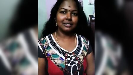 Eine Frau aus Chennai zeigt ihren heißen Körper – mit tamilischem Ton