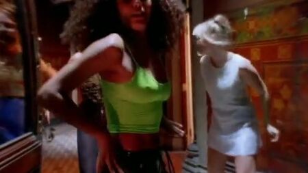 Mel Bs harte Brustwarzen in einem Ausschnitt aus dem Video zu „Wannabe“