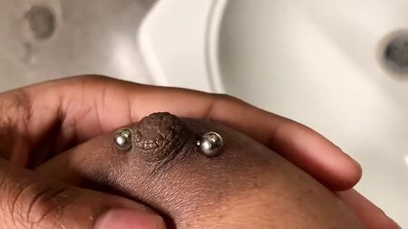 Schwarze, vollbusige Youtuberin lässt sich die Brustwarzen piercen