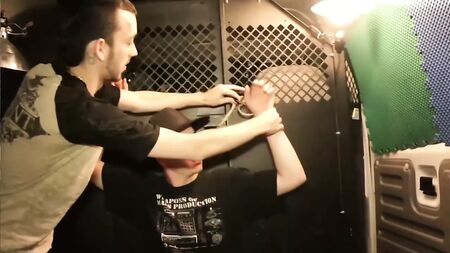 Skater in den Transporter gelockt – Video aus der Fabrik