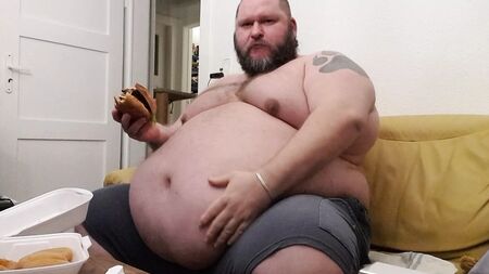 Superchubby SOC – dicker Mann isst einen riesigen Burger und Zwiebelringe
