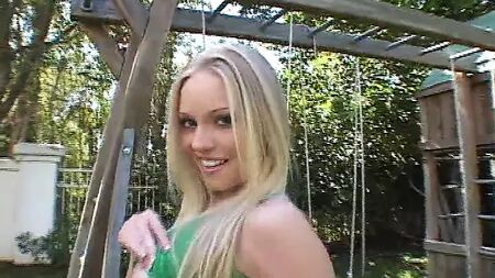 Aaliyah fickt ihre beste Freundin mit einem Strap-on