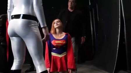 Supergirl von Bösewichten gefangen genommen