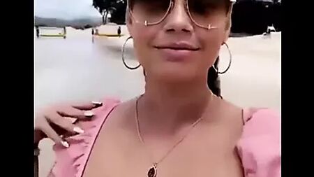 Chanel West Coast oben ohne mit Einblicken auf Brustwarzenhöfe und Brustwarzen