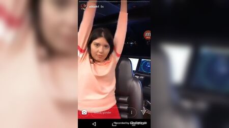 Nihal Candan in schwarzen Unterhosen