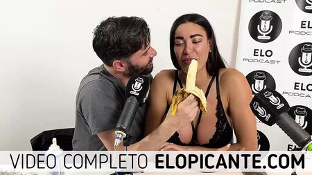 PAME POMBO SPIELT MIT DER CREME IM „PICANTE“-ZIMMER
