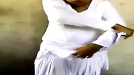 Ein Punjabi-Mädchen zieht sich aus und berührt einen Penis
