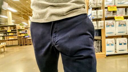Riesige Beule in der Hose. Neue Hosen zum Angeben und für den Freeball-Look