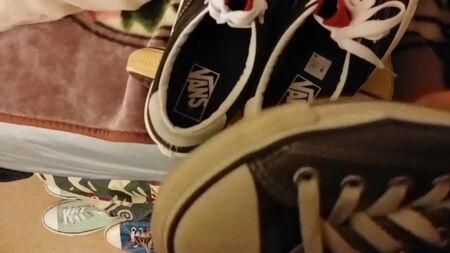 Riesige Spermaladung auf den Sneakers der Frau