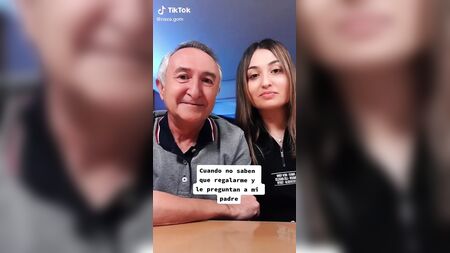 Ein älterer Mann mit seiner Schwiegertochter auf TikTok