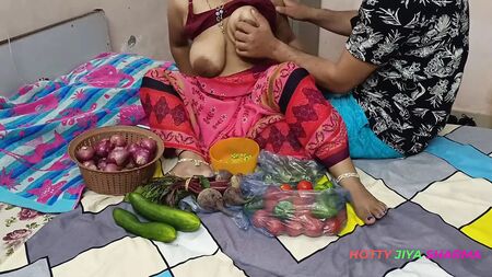 XXX Bhojpuri Bhabhi zeigte beim Gemüseverkauf ihre dicken Brustwarzen und wurde von einem Kunden ausgelacht!