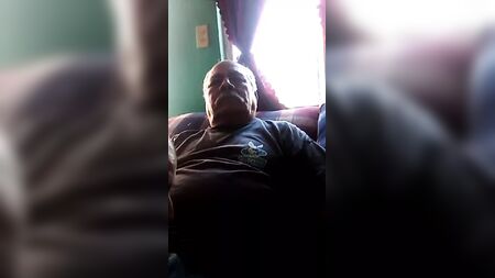 Ein versauter Opa, der sich auf dem Sofa einen runterholt