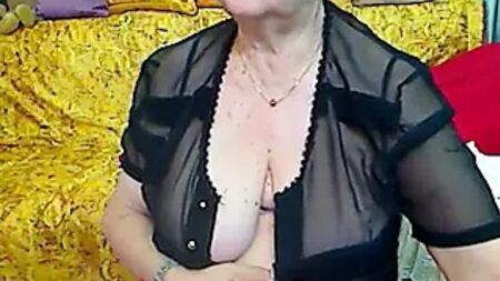 Echte Oma vor der Webcam R20