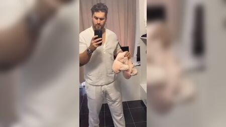 Ein Typ mit einer riesigen Beule in der weißen Hose