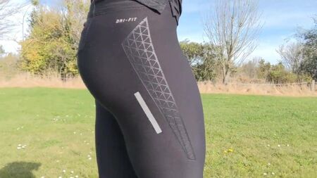 Enge Fitness-Leggings – der Hintern ist zu sehen