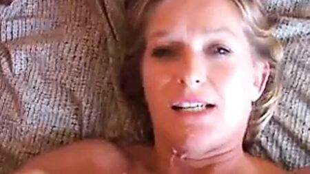 Vickie ist eine sehr sexy reife Frau, die es liebt, zu ficken
