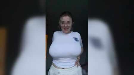Sexy Nerd mit riesigen Brustwarzen und Brüsten