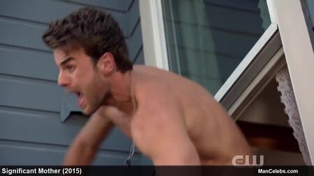 Nathaniel Buzolic zieht sich in sexy Unterwäsche aus