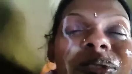 Eine Telugu-Tante gibt ihrem Mann einen Blowjob