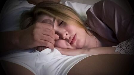 Stiefmutter und Stiefsohn. Gewagter Creampie auf dem Sofa