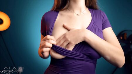 Verführerisches lila Shirt mit tiefem Ausschnitt