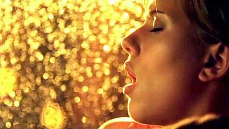 Scarlett Johansson beim Fingern im Auto auf ScandalPlanet.Com