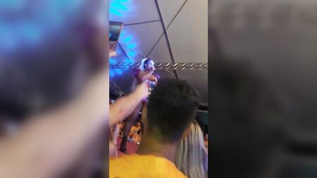 Valeska Popozuda zeigt ihren Po
