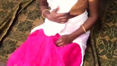 Ein tamilisches Dorfmädchen probiert Analsex aus