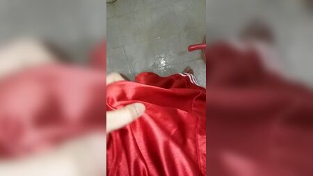 Abspritzen in einer glänzenden Satin-Boxershorts
