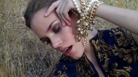 „Revenge“-Star Christa B. Allen beim Masturbieren