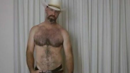 Ein Cowboy poliert seine Gürtelschnalle und spritzt