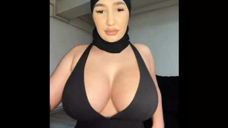 Selma Azmani – Große Brüste