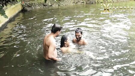 DIRTY BIG BOOBS BHABI BADET MIT DEM GUTAUSSEHENDEN DEBORJI IM TEICH (IM FREIEN)
