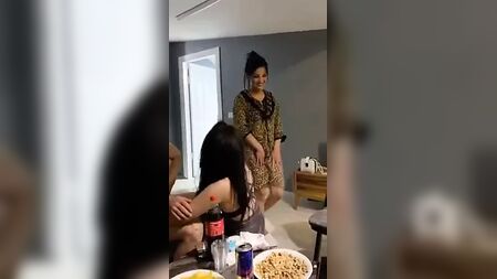 Die Frau wird sich zwingen lassen, sich ficken zu lassen