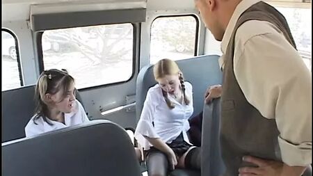 Zwei junge Mädels vögeln einen Typen auf dem Rücksitz seines Autos