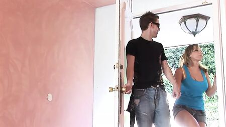 Die vollbusige BBW Nikki Sexx lutscht und fickt einen großen Schwanz
