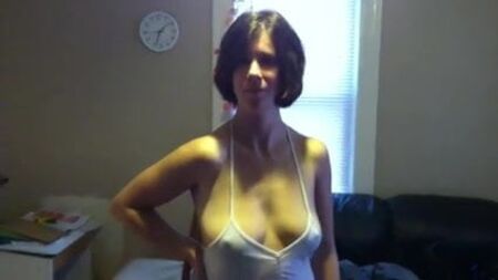 Amateur: Die sexy Brustwarzen von Chell zeichnen sich durch das Shirt ab