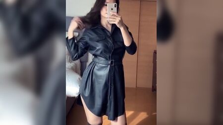 Lederhemdkleid und Overknee-Stiefel
