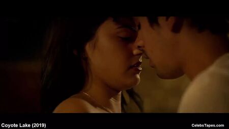 Schauspielerin Camila Mendes in sexy Oben-ohne-Szenen