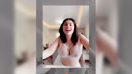 Angie Khoury – große Brüste – nackt