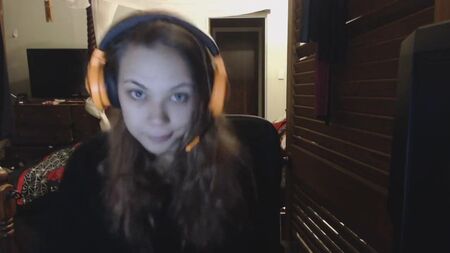 Webcam-Girl zeigt ihren Körper