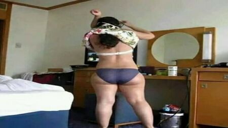 Geile indische Milf wird hart von dem Freund ihres Stiefsohns gefickt – Yourpriyanka784 – Vollständige Geschichte mit Hindi-Audio – Desi indische Milf
