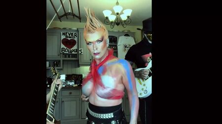 Toyah Willcox – Mit nackten Brüsten in einem Netzoberteil