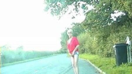 Zoe, die exhibitionistische Transvestitin in Hotpants ohne Gesäß, auf der Straße