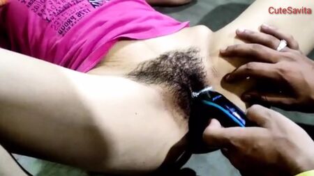 Chudai schneidet sich die Schamhaare mit einem Trimmer