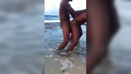 Zwei schwarze Männer, die im Meer Sex haben